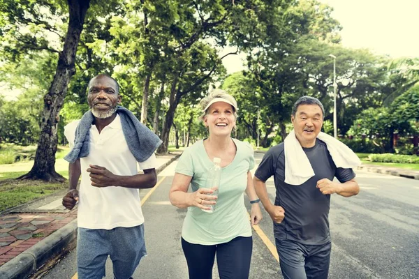 Amigos mayores corriendo en el parque —  Fotos de Stock