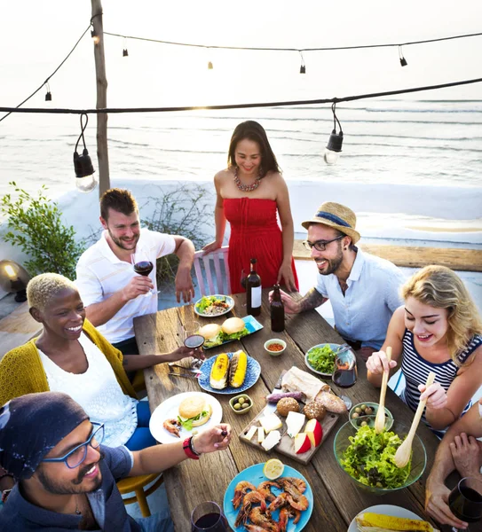 Grupp av personer på fest — Stockfoto