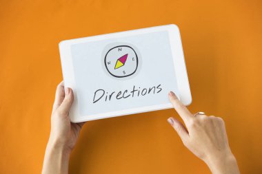 kişi holding dijital tablet