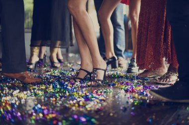 İnsanlar birlikte kutluyor 