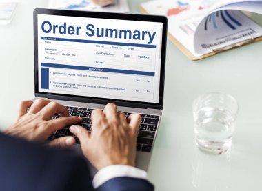 tipik dizüstü klavye üzerinde işadamı