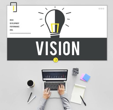 laptop ile çalışan kişi 