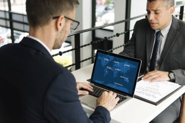 birlikte çalışan iş adamları 