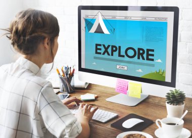 bilgisayar ile çalışan kadın