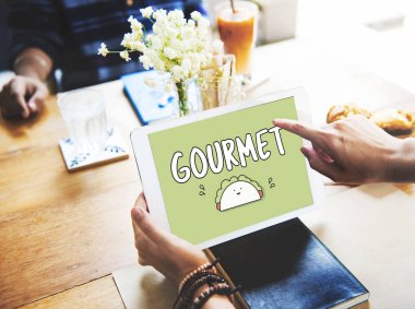 Dijital tablet elinde tutan kadın