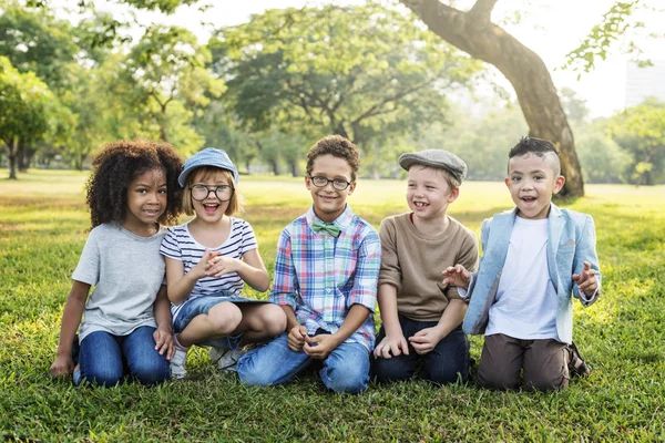 Lockere, fröhliche Freunde — Stockfoto