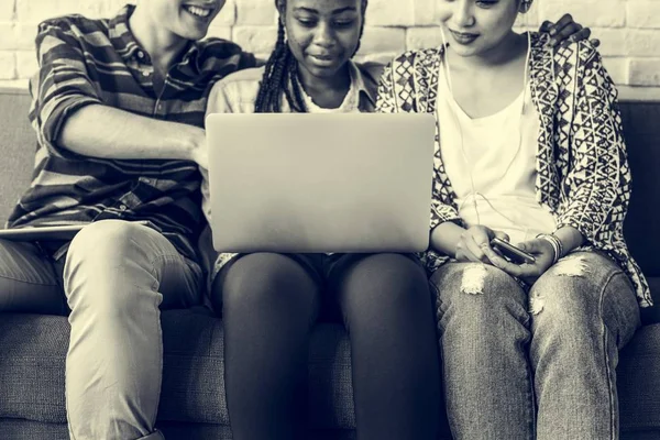 Studenti che utilizzano laptop — Foto Stock