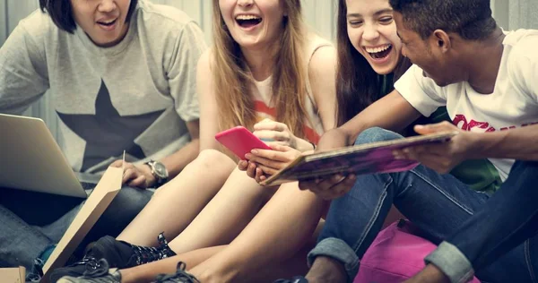 Amigos adolescentes usando dispositivos — Fotografia de Stock