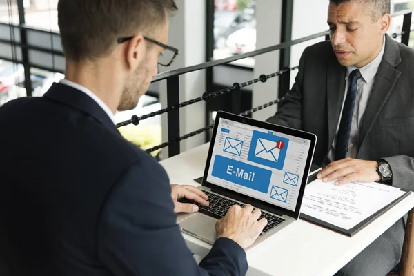 Empresarios trabajando juntos — Foto de Stock