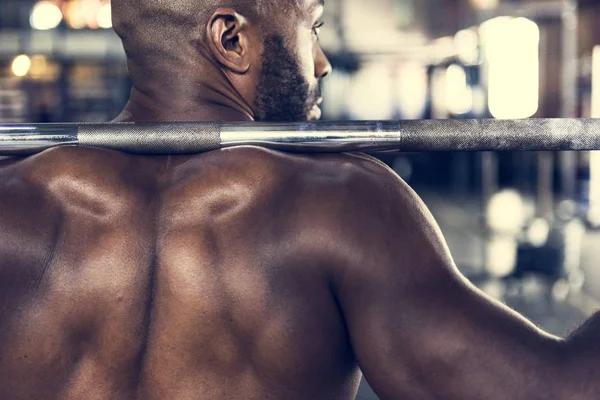 Man exercising in gym — Stock Photo, Image