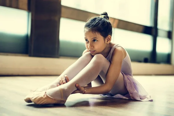 Pequena bailarina menina no ballet escola — Fotografia de Stock