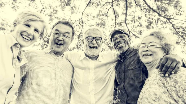 Diversos Amigos Seniores Ootdoors — Fotografia de Stock