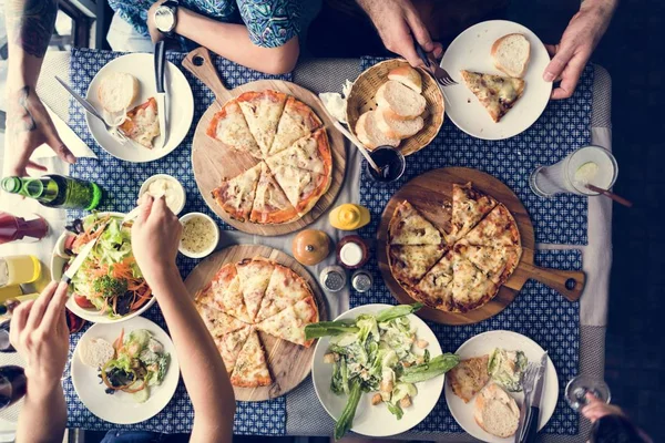 Freunde essen Pizza — Stockfoto