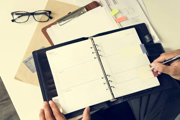 Empresário escrevendo em notebook — Fotografia de Stock