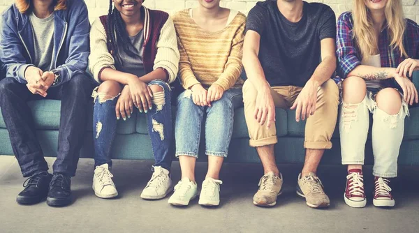 Studenten samen knuffelen — Stockfoto