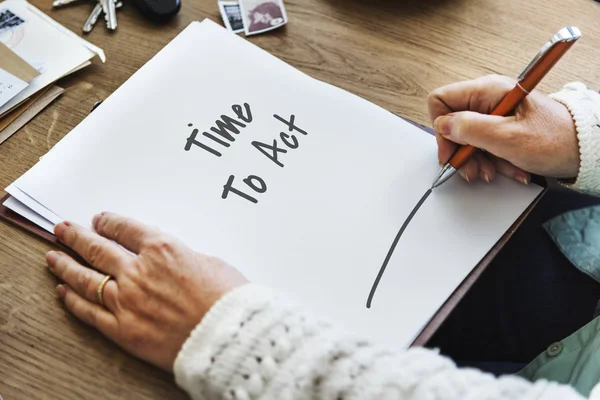 Persoon schrijven op wit papier — Stockfoto