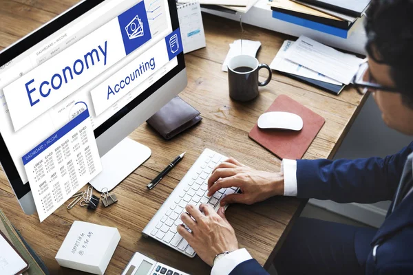 bilgisayar kullanarak iş adamı  