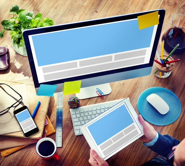 Homem usando computador — Fotografia de Stock