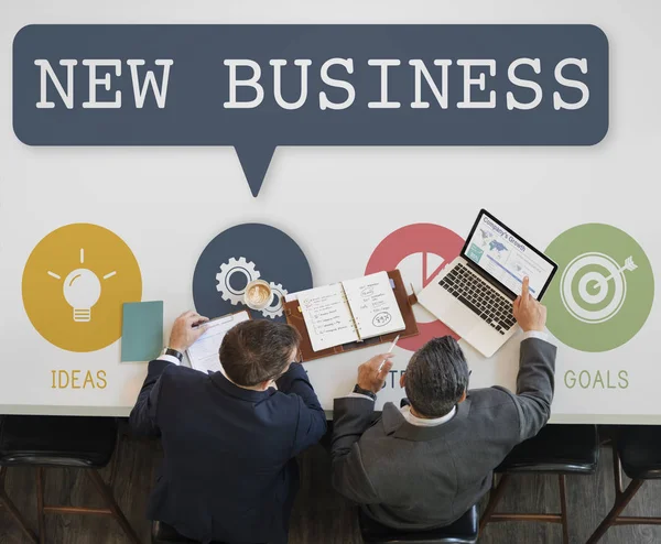 Empresarios trabajando juntos — Foto de Stock