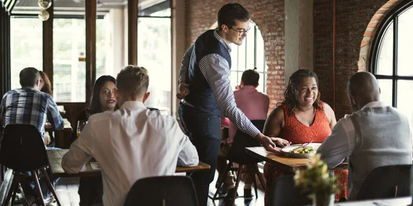 Pessoas em Restaurante Conceito — Fotografia de Stock