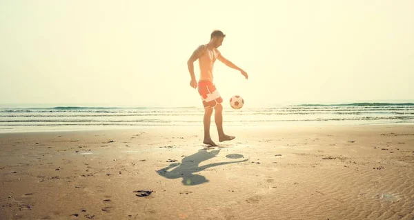 男人玩沙滩足球 — 图库照片