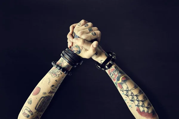 Mãos de mulher em tatuagens — Fotografia de Stock
