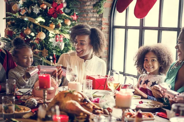 Família à mesa com um jantar festivo — Fotografia de Stock