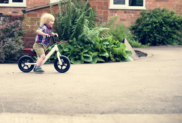 Милый ребенок на велосипеде — стоковое фото