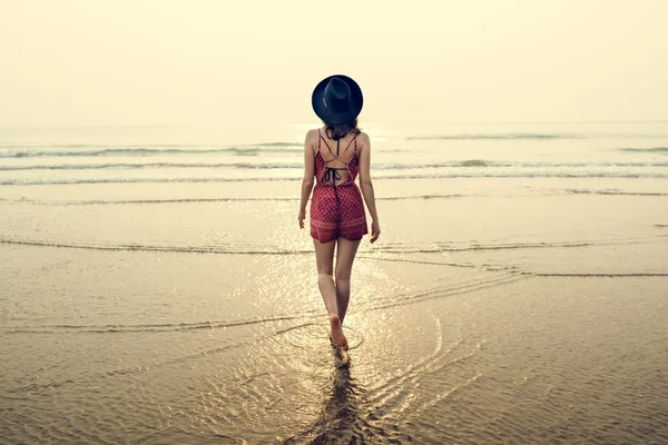 Bella donna sulla spiaggia — Foto Stock