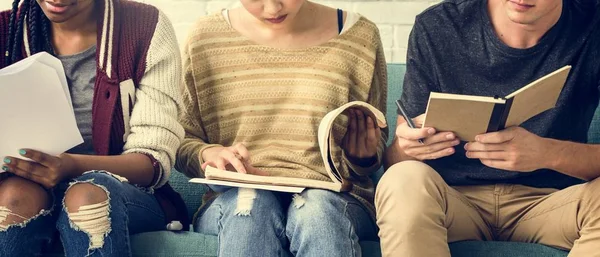 Schüler lernen gemeinsam — Stockfoto