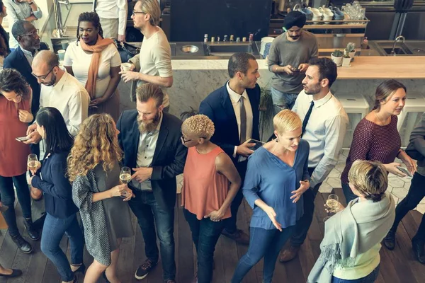 Pessoas de negócios conversando em festa — Fotografia de Stock