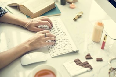 Bilgisayarda Çalışan Kadın 