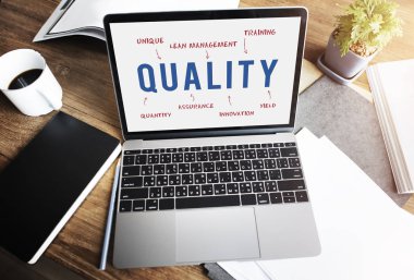 ekranda metin olan dizüstü bilgisayar