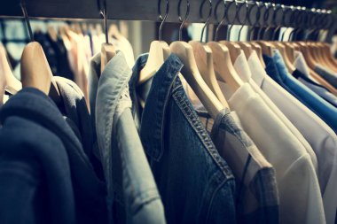 Moda mağaza giysileri ile