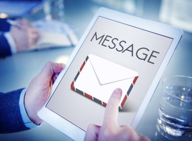  Dijital tablet kullanan adam