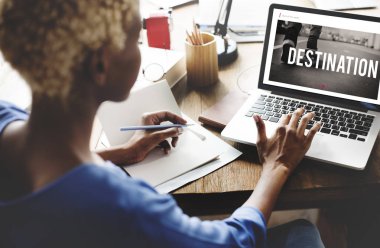 Ofiste laptop kullanan bir kadın