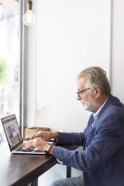 Dizüstü bilgisayarda çalışan adam