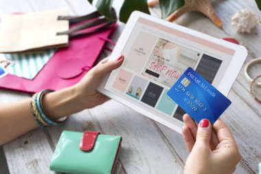 Dijital tablet ellerinde