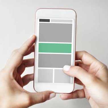 Cep telefonu ellerinde.