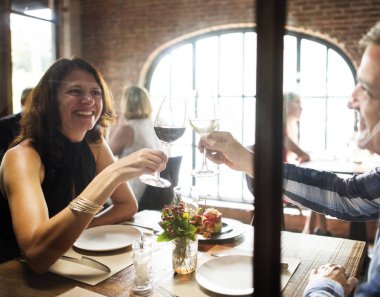 Romantik randevusu olan çift. 