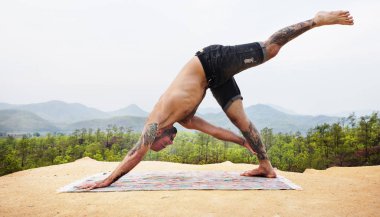 Yoga yapan bir adam.