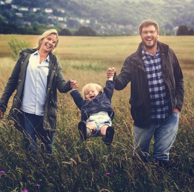 Aile birlikte vakit geçiriyor.