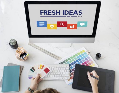 bilgisayarda çalışan tasarımcı