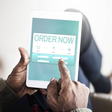 Dijital tablet tutan işadamı 