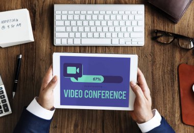 Dijital tablet kullanan işadamı