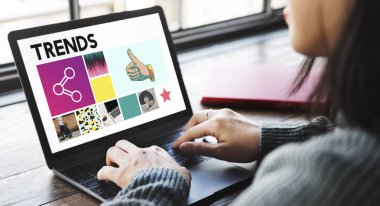 Kafede dizüstü bilgisayar ile çalışan kadın