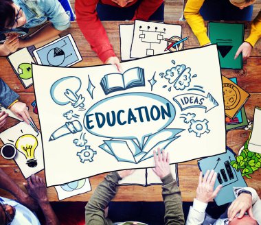 İnsanlar toplantıda poster tartışıyor