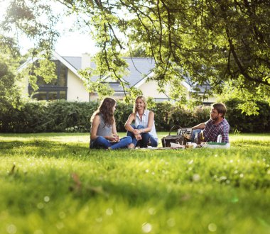 Aile açık havada piknik yapıyor.