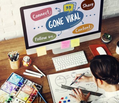 bilgisayar ile çalışan kadın