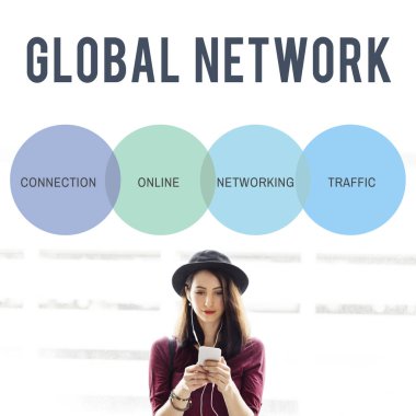 Akıllı telefon tarama şapkalı kadın